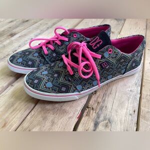 DC pink and black skate shoes with zig zag skull design/ Womens size 9